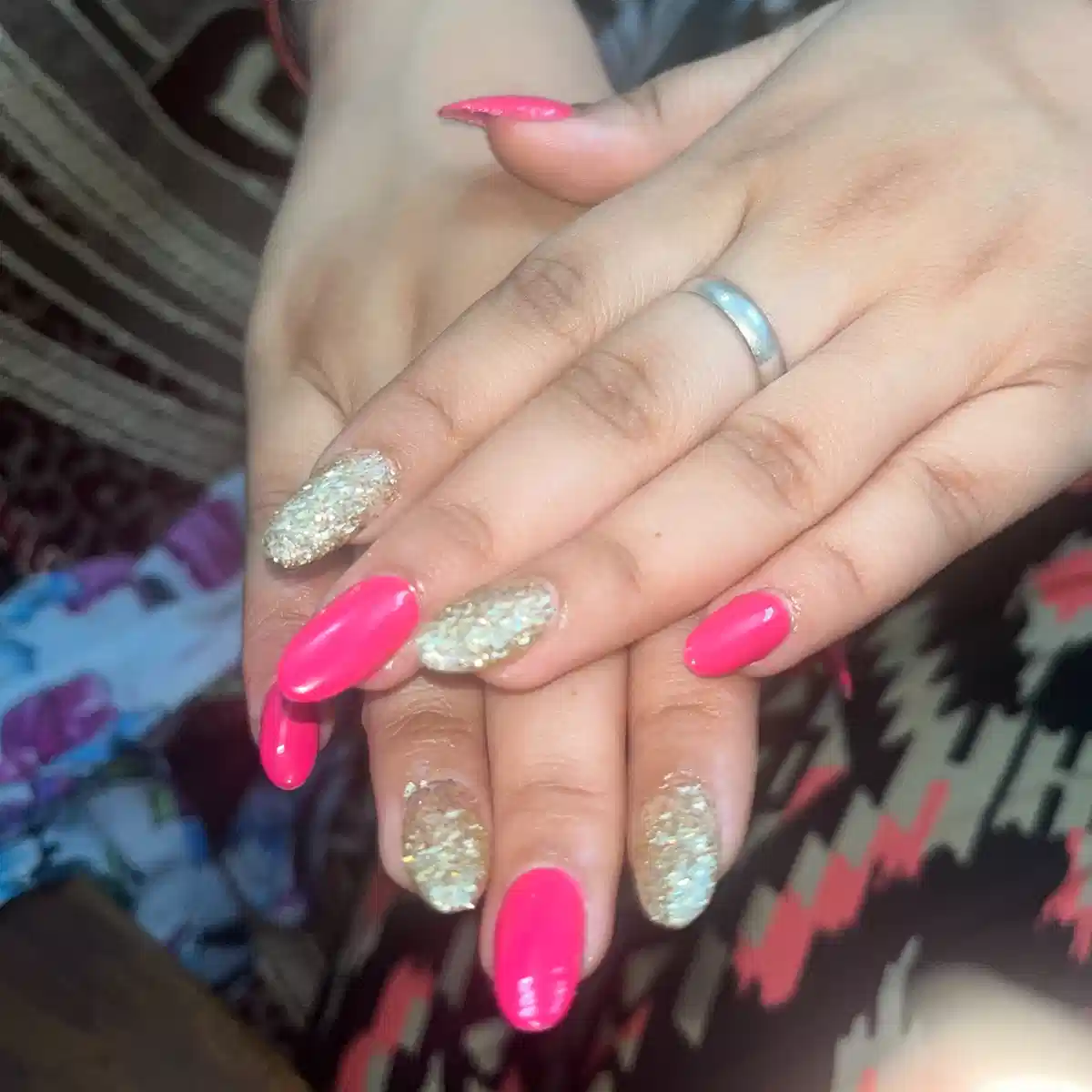 Alternating hot pink and gold glitter nails