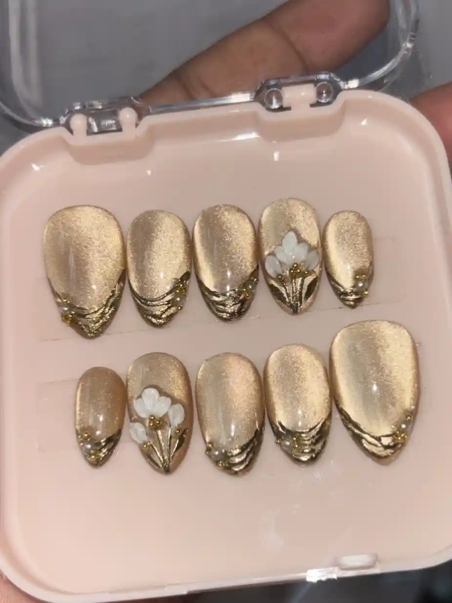 Metallic gold set with raised tip detailing and white flowers