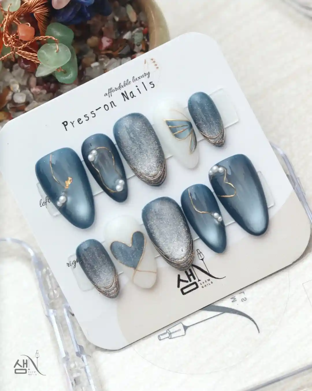 Blue-gray and silver glitter press-on set with pearls and gold line art