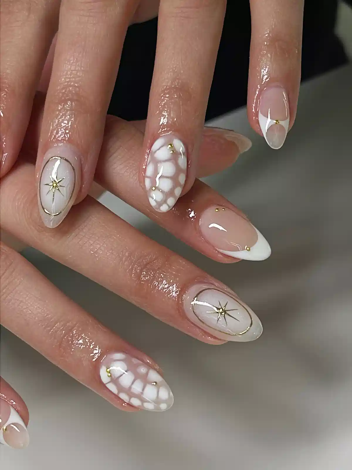 Almond nude-and-white set with gold lines and starburst accents