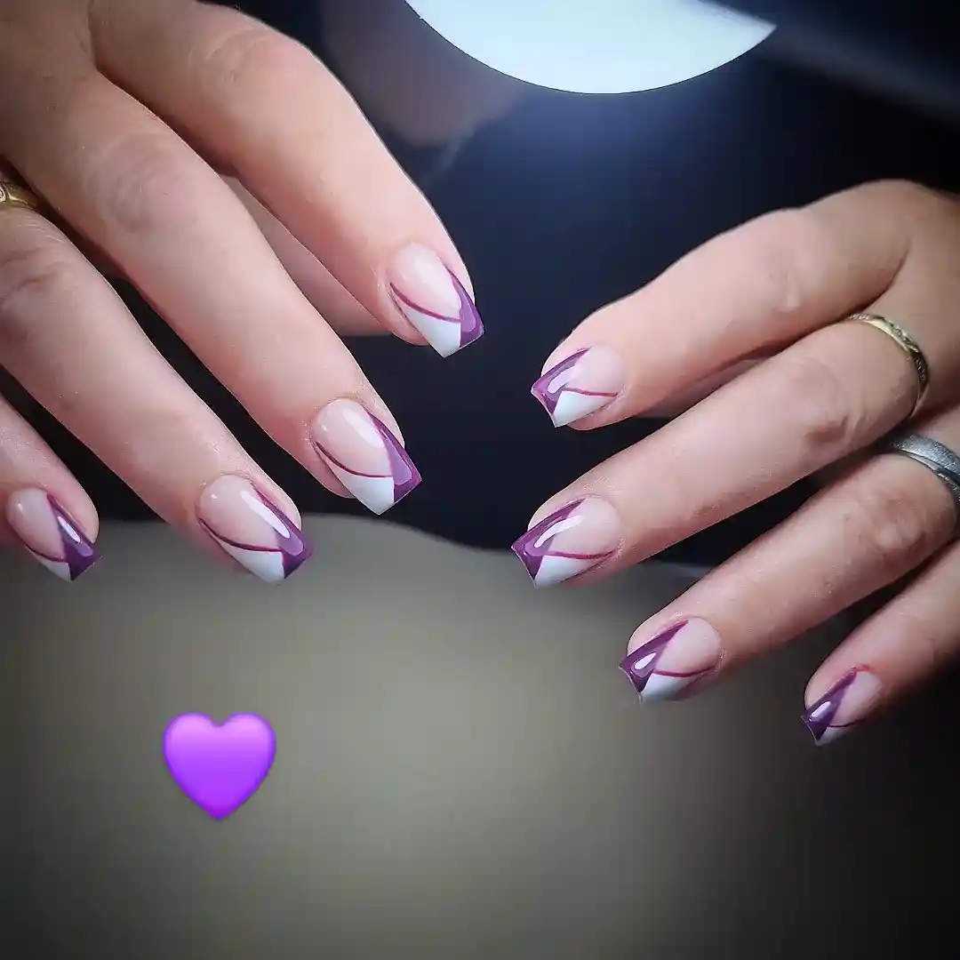 Geometric purple-and-white French tips with curved line accents