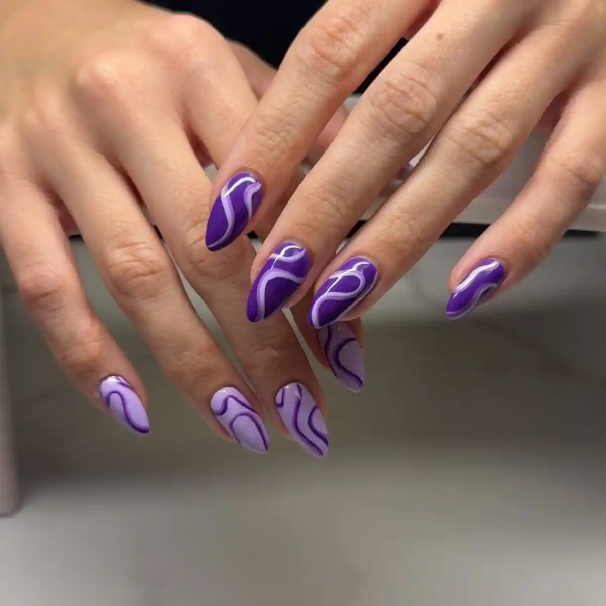 Two-tone purple wavy line nails