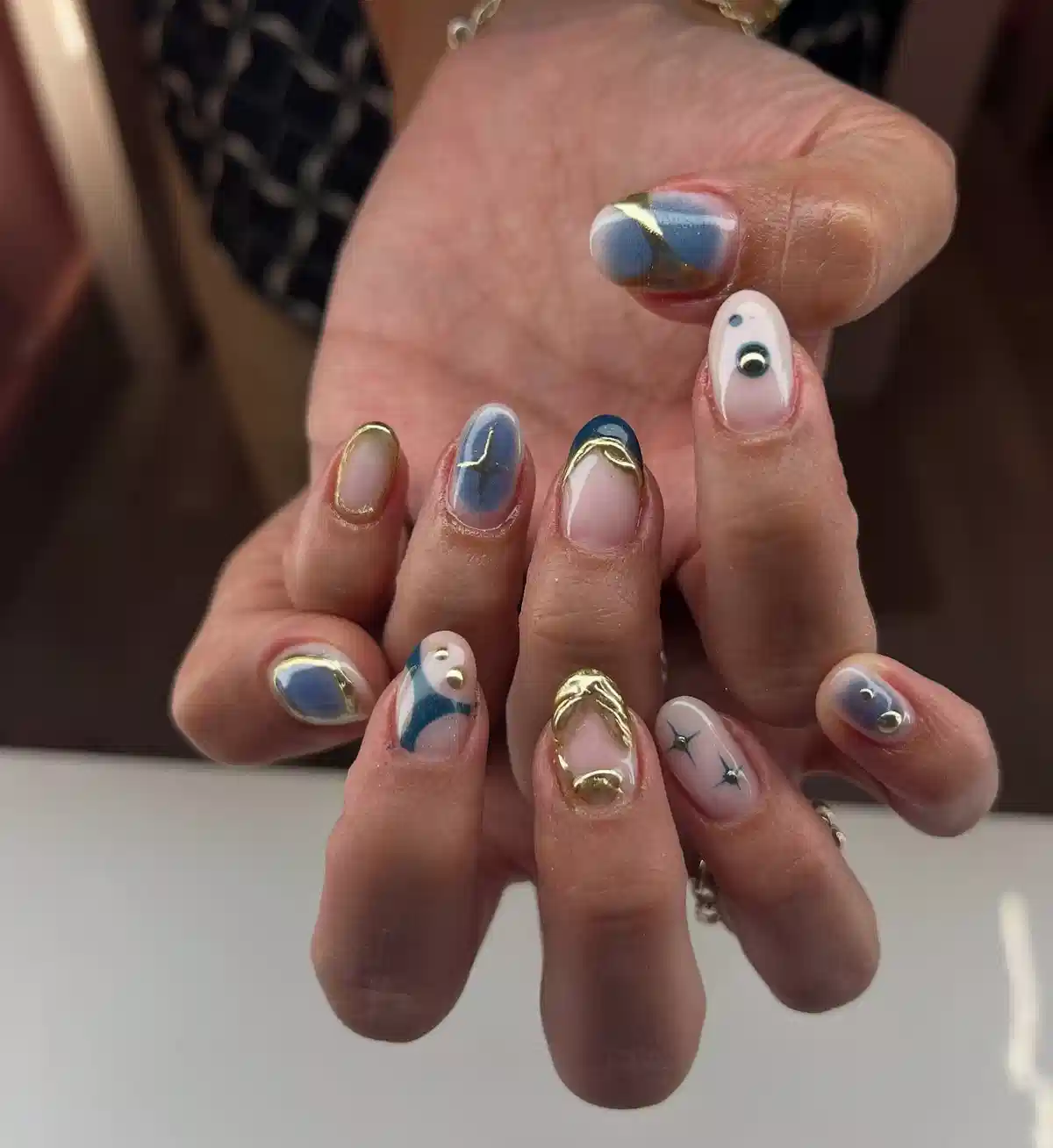 Mixed Nude-Blue Set with Raised Gold Curves