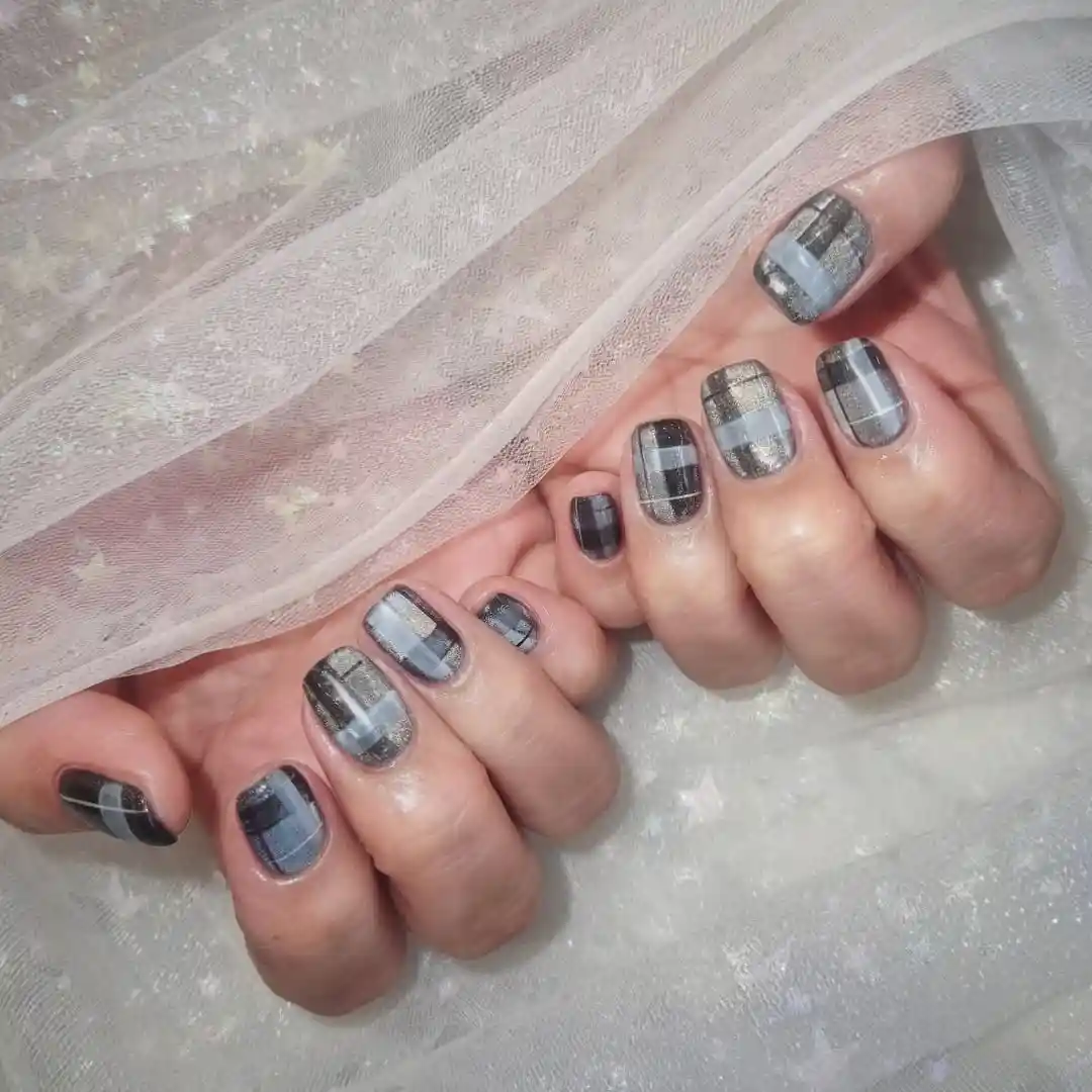 Monochrome Gray Plaid on Short Nails